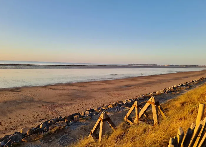 Cottage Pour 6 Personnes Avec Piscine Couverte Et Chauffee A 300 M De La Mer Avec Wi-Fi Et Climatise , 3 Chambres