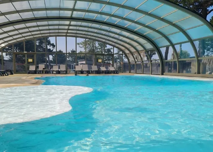 Cottage Pour 6 Personnes Avec Piscine Couverte Et Chauffee A 300 M De La Mer Avec Wi-Fi Et Climatise , 3 Chambres
