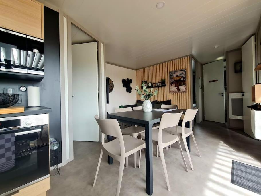 Pour 6 Personnes Avec Piscine Couverte Et Chauffee A 300 M De La Avec Wi-fi Et Climatise , 3 * Jullouville