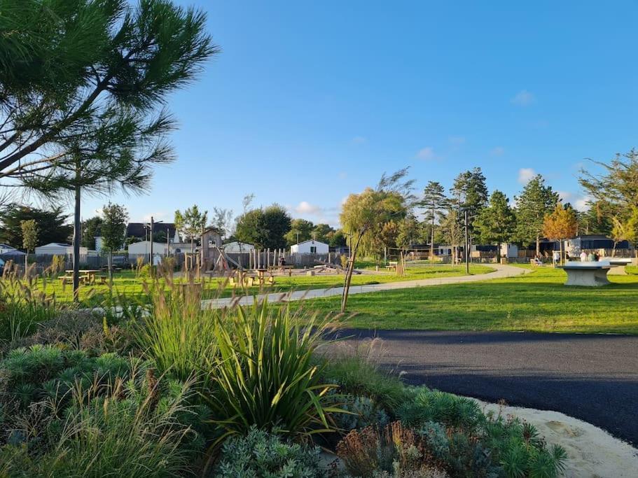 Pour 6 Personnes Avec Piscine Couverte Et Chauffee A 300 M De La Avec Wi-fi Et Climatise , 3 Jullouville