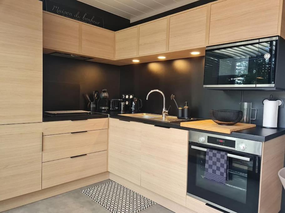 Pour 6 Personnes Avec Piscine Couverte Et Chauffee A 300 M De La Avec Wi-fi Et Climatise , 3 * Jullouville