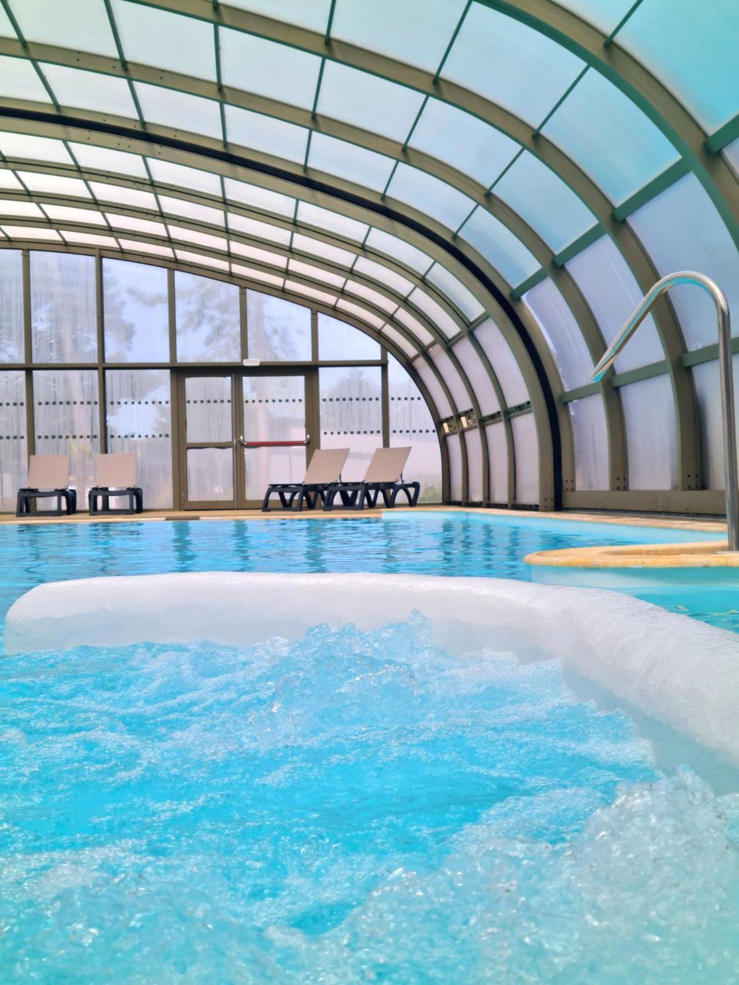 Pour 6 Personnes Avec Piscine Couverte Et Chauffee A 300 M De La Avec Wi-fi Et Climatise , 3 Jullouville