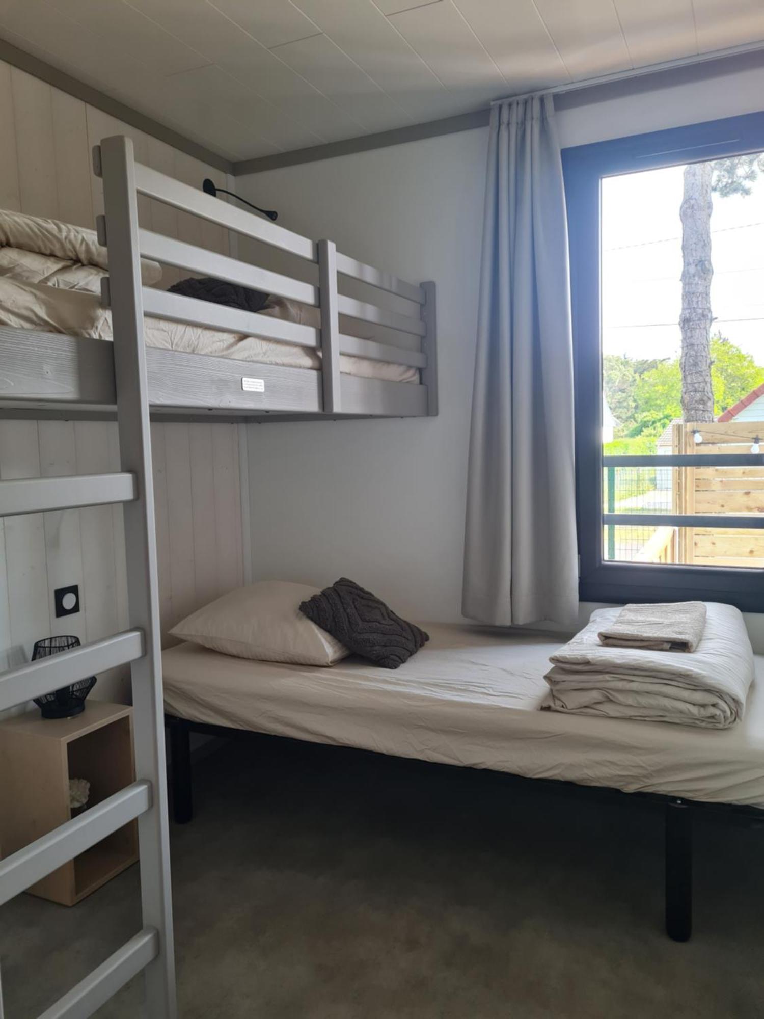 Hébergement de vacances Pour 6 Personnes Avec Piscine Couverte Et Chauffee A 300 M De La Avec Wi-fi Et Climatise , 3 Jullouville
