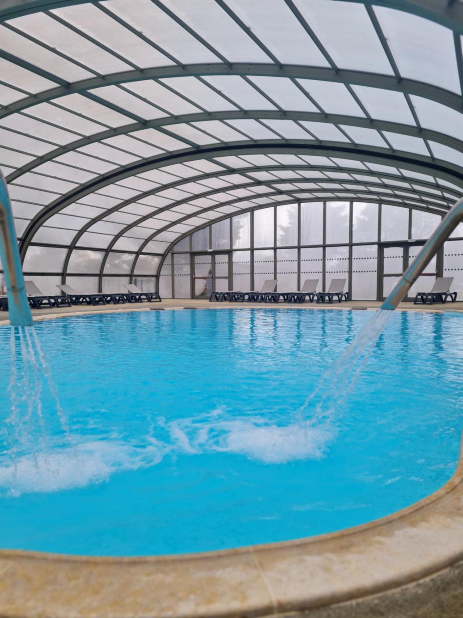 Pour 6 Personnes Avec Piscine Couverte Et Chauffee A 300 M De La Avec Wi-fi Et Climatise , 3 Hébergement de vacances Jullouville