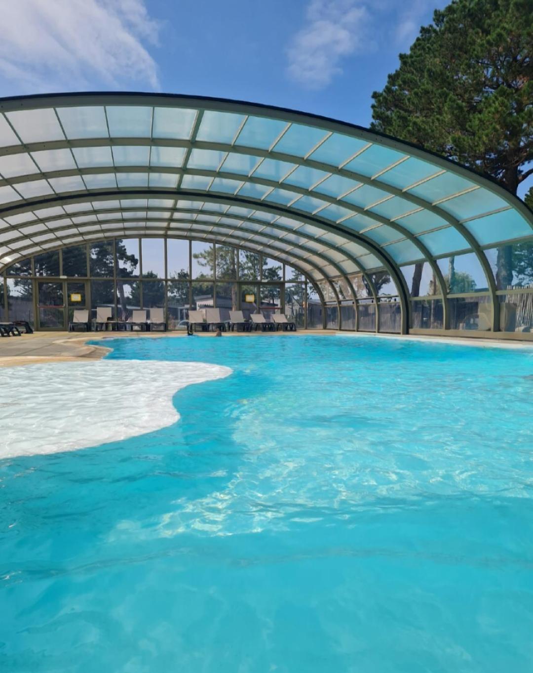 Pour 6 Personnes Avec Piscine Couverte Et Chauffee A 300 M De La Avec Wi-fi Et Climatise , 3 Hébergement de vacances Jullouville